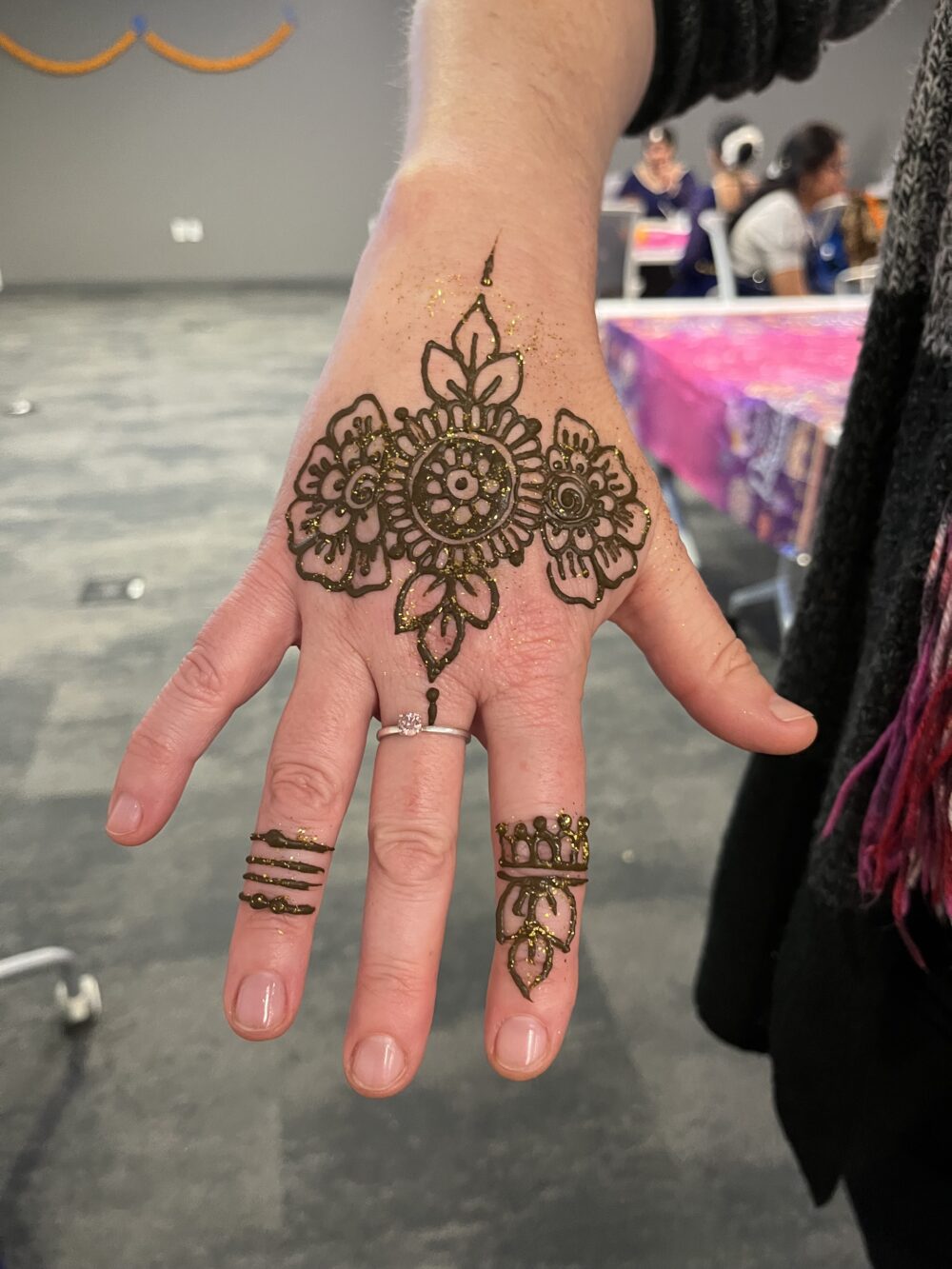 Henna hand